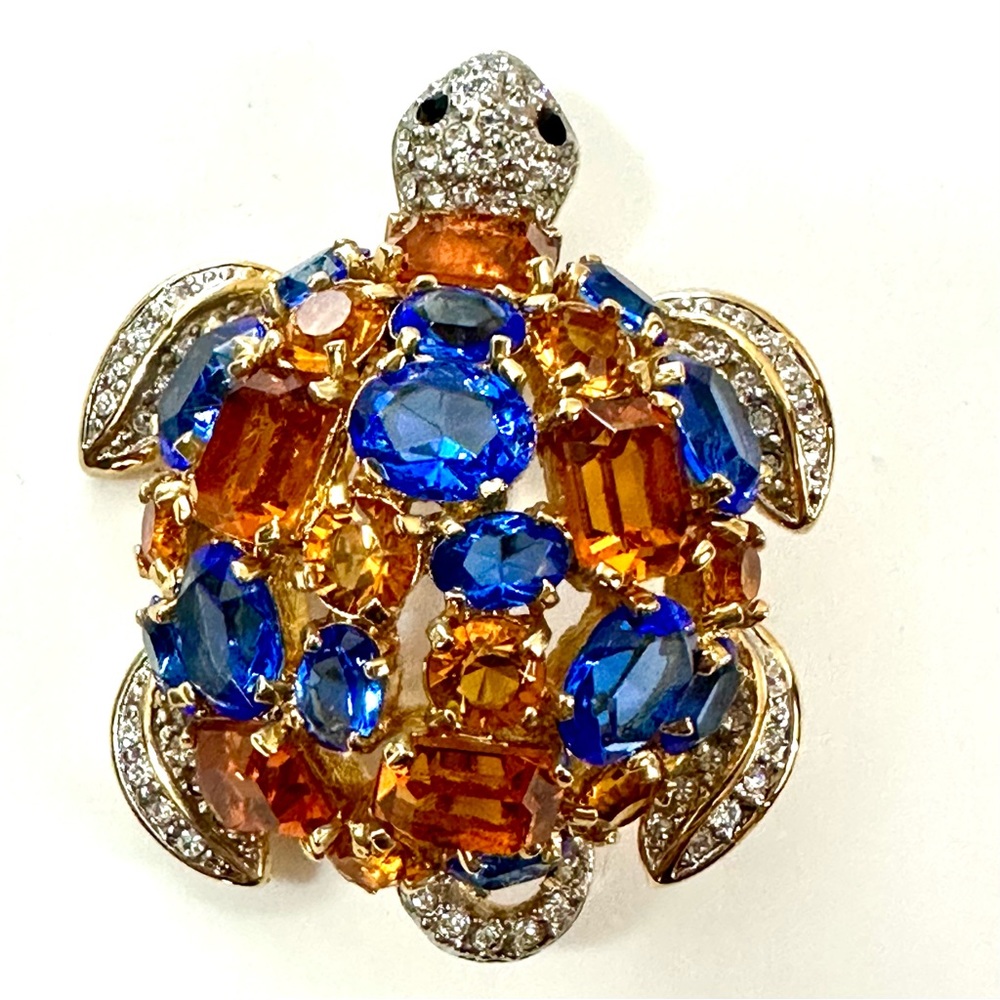 CRYSTAL TURTLE PIN